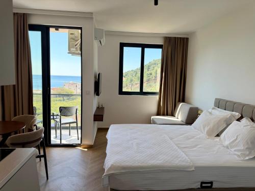 a hotel room with a bed and a view of the ocean at Maresa 4 in Čanj
