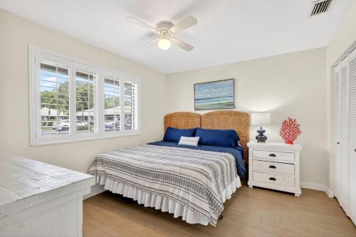 a bedroom with a bed and a ceiling fan at Pet Friendly-Walk to PGA Resort in Palm Beach Gardens