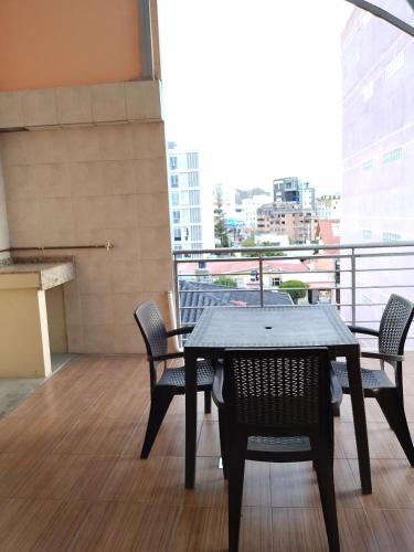 a table and chairs on a balcony with a view at Precioso monoambiente de lujo in La Paz