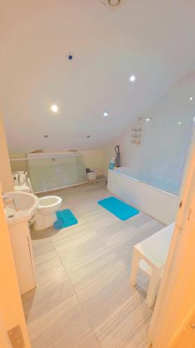 a bathroom with a toilet and a sink at studio with ensuite in New Bedfont