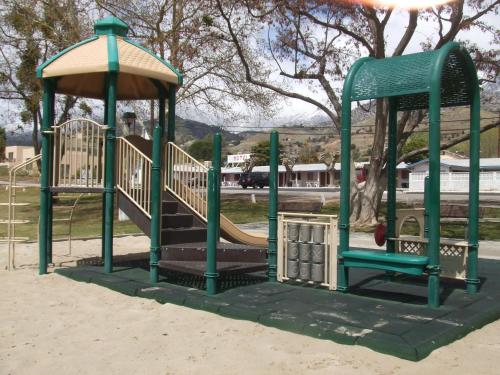 Ο χώρος παιχνιδιού για παιδιά στο Mount-N-Lake Motel