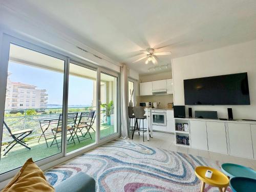 2Bed Seaview swimming pool beach on footparking