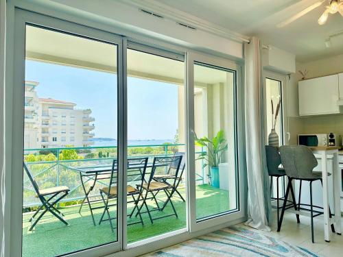 2Bed Seaview swimming pool beach on footparking