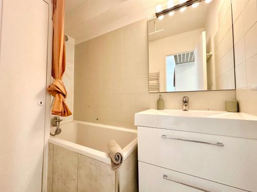 2Bed Seaview swimming pool beach on footparking