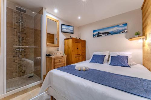 a bedroom with a large bed and a shower at Spacious Ski-In Out apartment with Mountain Views in Val Thorens
