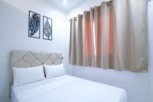 a bedroom with a bed and a curtain at RiadRiad Bollywood-Dream Stay B in Benguerir