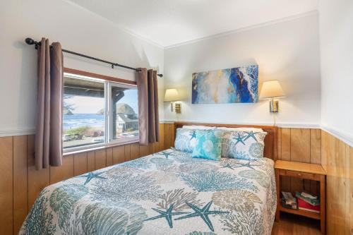 オーシャンサイドにあるOceanside Ocean Front Cabinsのベッドと窓のある寝室
