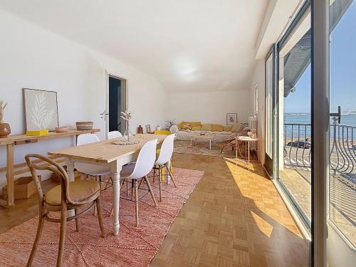 a dining room with a table and a view of the ocean at Socoa vue mer in Ciboure