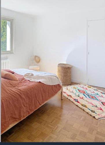 a bedroom with a bed and a rug at Socoa vue mer in Ciboure