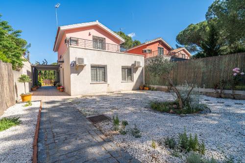 Casa familiar junto al lago con zona de juegos, cine y BBQ
