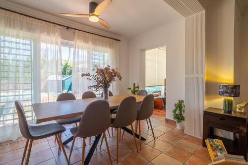 Casa familiar junto al lago con zona de juegos, cine y BBQ
