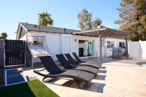 a group of chairs and a slide in a yard at Casa Con Casita - Private Pool - 8 min to Old Town in Scottsdale
