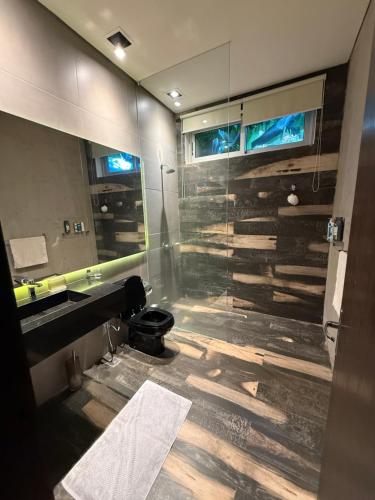 a bathroom with a glass shower and a toilet at Paraíso del Anfiteatro in San Bernardino