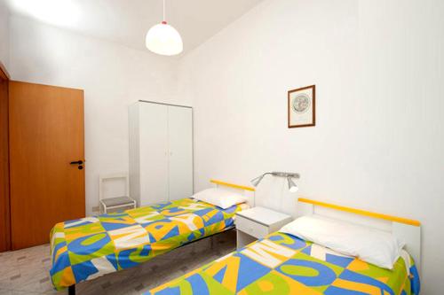 サンタ・マリア・アル・バーニョにあるLe Piramidi Appartamentiのベッドルーム1室(ベッド2台、鏡付)