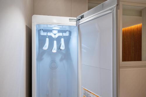 a glass door of a shower in a bathroom at Hotel Salmon in Seoul