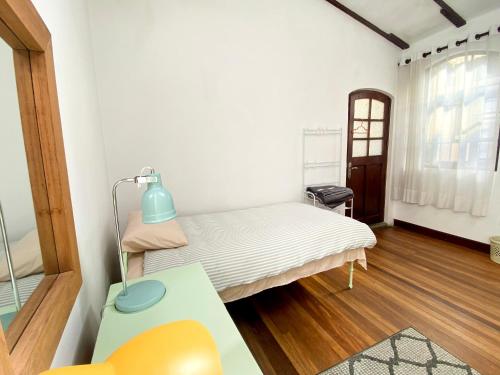 a small room with a bed and a table at Casa Colonial 924 in La Paz