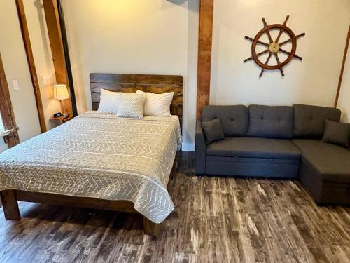 a bedroom with a bed and a couch at Paddle Wheel Suite-Potter’s Mill in Bellevue