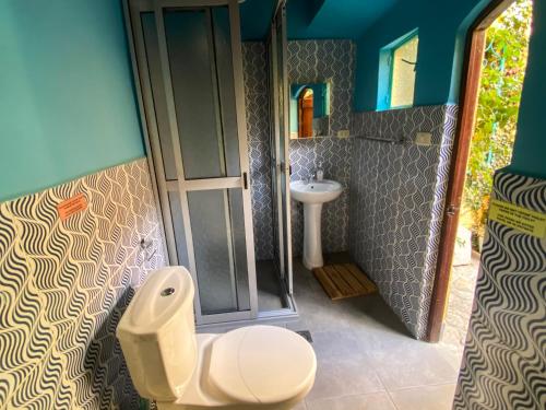 a bathroom with a toilet and a sink at Casa Colonial 924 in La Paz