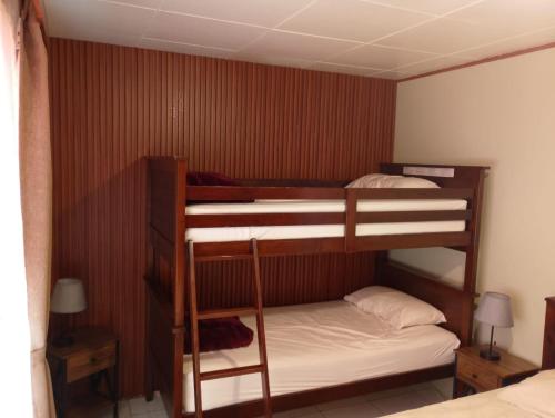 a room with two bunk beds in a room at Sergio's House in Cartago