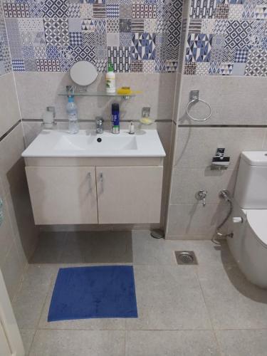 a bathroom with a sink and a toilet at Sunny said gust house in Al Aqālitah