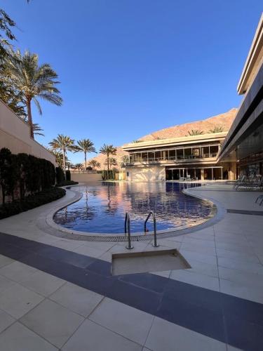 a building with a fountain in the middle of a courtyard at Raha Inn Apartment in Aqaba