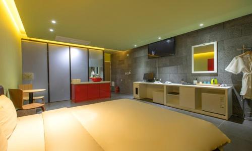 a large kitchen with a sink and a counter at Incheon Pentastar Hotel in Incheon