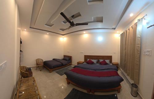 a bedroom with a bed and a couch at Shree Rameshwaram Retreat in Gupta Kāshi
