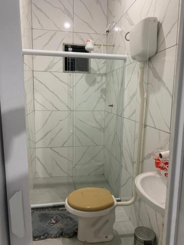 a bathroom with a shower with a toilet and a sink at Kitnet céu e mar in Saquarema
