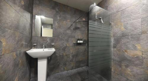 a bathroom with a sink and a shower at 프라잇베리 호텔 in Chinhae