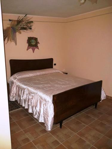 a bedroom with a large bed in a room at Agriturismo Trivilini in Lanciano
