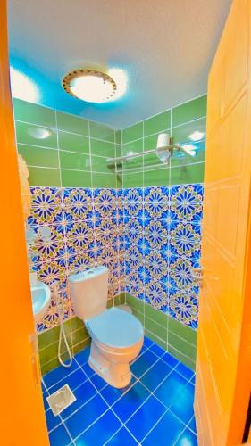 a bathroom with a toilet and a sink at فندق مرتفعات القرم in Muscat