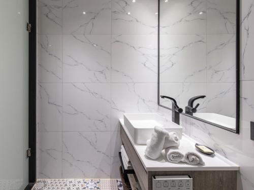 a bathroom with a sink and a mirror at KEEBE Hotel in Keelung