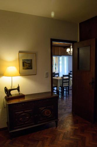 a room with a table and a lamp on a dresser at Quebrada Mansa in Nono