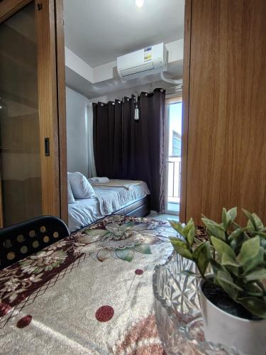 a living room with a table with a potted plant at Lamierda Condotel 2 in Iba
