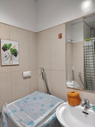 a bathroom with a bed and a sink and a mirror at Lamierda Condotel 2 in Iba
