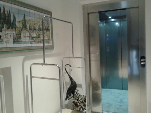 a bird in a glass display in a room at Hotel Orchidea in Bardolino