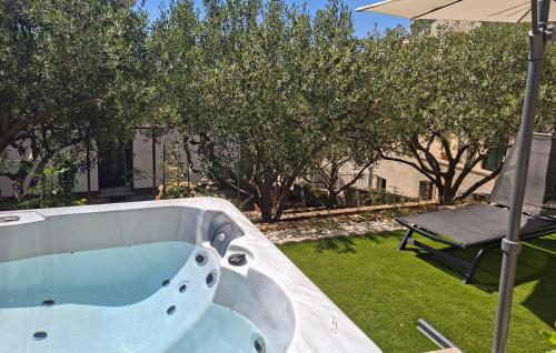 2 Bedroom Beautiful Apartment In Okrug Donji