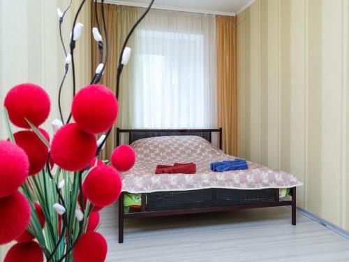ザポリージャにあるApartment VIP 3のベッドルーム1室(赤い風船が前面に配置されたベッド1台付)