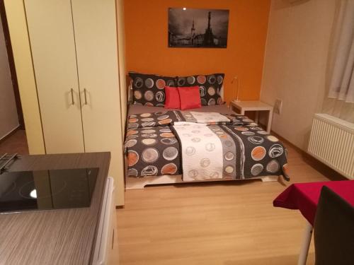オロモウツにあるApartmán 4U Olomoucのベッドルーム1室(ベッド1台付)