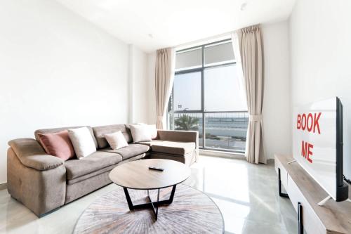 Free housekeeping visits during your stay - StayShort - Modern 2BR Retreat in Dubai South for 6
