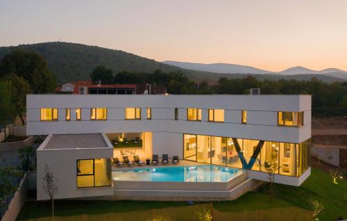 Beautiful Home In Zmijavci With Sauna