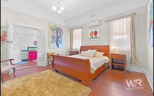a large bedroom with a bed and a rug at Bank-sia accommodation in Mount Barker