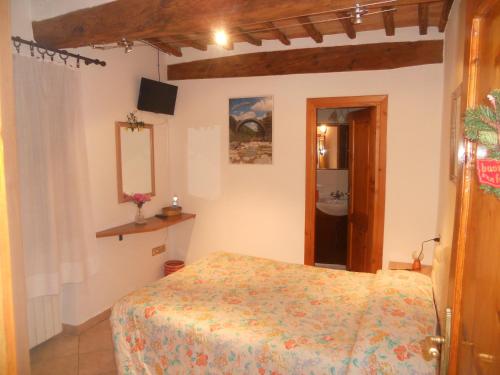 a bedroom with a bed and a mirror at Il Pozzo Della Citerna in Castelnuovo Berardenga