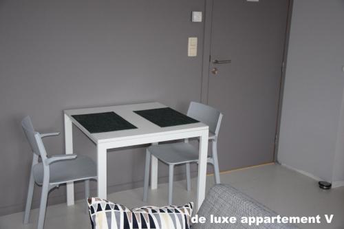 a white table and chairs in a room at B2B-flats AALST in Aalst
