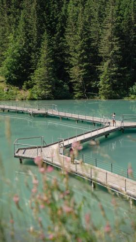 Ecrin Blanc Resort Courchevel - Aquapark — Lake view