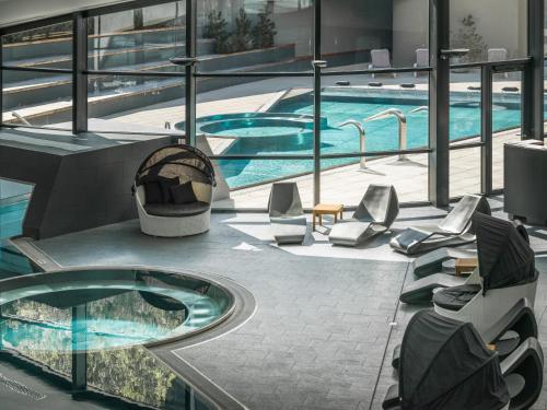 Ecrin Blanc Resort Courchevel - Aquapark — Swimming pool