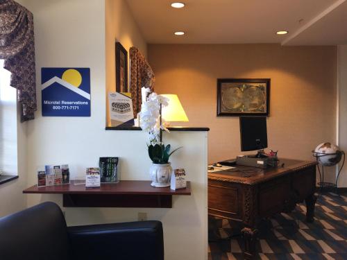 Microtel Inn & Suites by Wyndham Indianapolis Airport Image