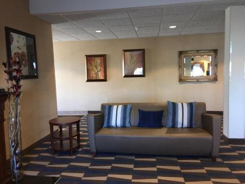 Microtel Inn & Suites by Wyndham Indianapolis Airport Image