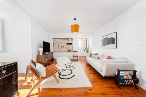 Central 6BR Luxury with River Views & AC