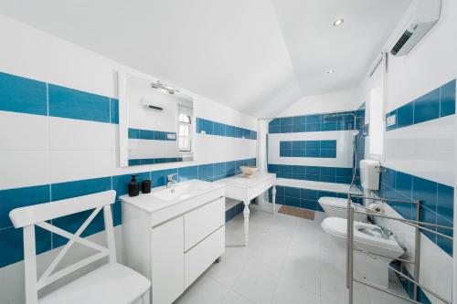 Central 6BR Luxury with River Views & AC